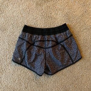 Lululemon Tracker V shorts 4”🍋